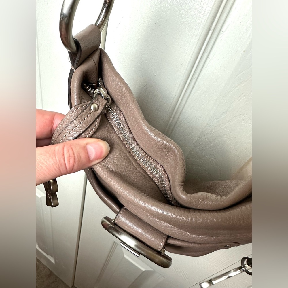 B. MAKOWSKY Crossbody Purse Taupe Tan Beige Brown Leather Handbag Buckle Pockets - Picture 9 of 16